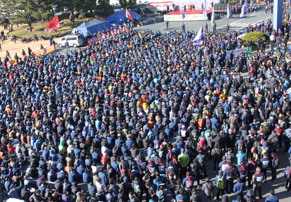 지난 5일 현대차 노조가 울산공장 본관 광장에서 올해 임단협 관련 파업 집회를 열고 있다.