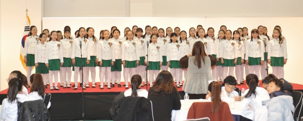 축하공연 펼치고 있는 옥동초등학교 구슬소리합창단.
