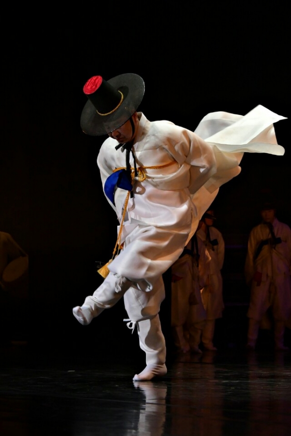 오는 19일 20주년 기념공연을 펼치는 울산학춤보존회.