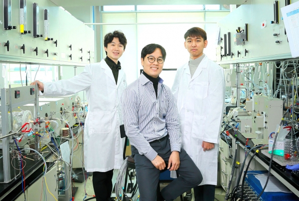 김건태 UNIST 에너지 및 화학공학부 교수팀이 물을 전기분해해 수소를 생산하는 수전해전지 분야에서 획기적인 기술을 개발했다.