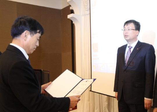 한국동서발전 노용균 안전품질실장이 14일 '2017년도 재난안전관리평가' 최우수기관으로 선정돼 산업부 장관상을 수상했다.
