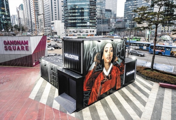 현대차는 내년 1월까지 서울과 부산의 주요 핫플레이스에 '신형 벨로스터'를 출시 전 관람할 수 있는 이동식 프라이빗 쇼룸 '벨로박스(Velobox)'를 운영한다