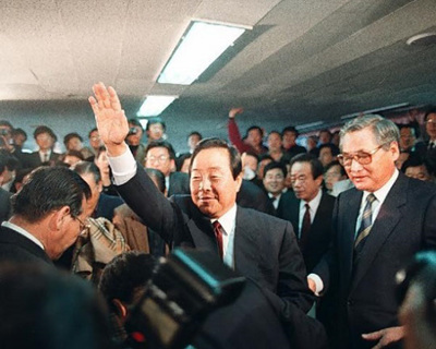 김영삼 대통령 당선자가 환호하는 지지자들에게 손을 들어 답례하고 있다.