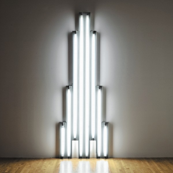 댄 플레빈 作 '타틀린을 위한 기념비' 형광등, 243.8×77.5×12.7cm, 1964, 로스앤젤레스 현대미술관 소장