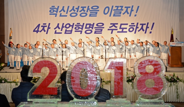 신정초등학교 합창단이 맑고 고운 음색으로 축하공연을 선보이고 있다.