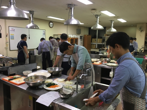 울산시설공단 일 가정 양립 및 양성평등 문화 확산을 위해 남자 직원 26명을 대상으로 요리교실을 운영한다.