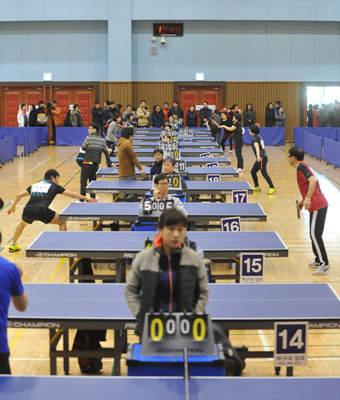 전국에서 모인 130여 개 아마추어 탁구 동호인 및 선수들이 기량을 뽐내며 열띤 승부를 펼치고 있다.