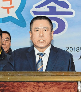 한국당 송인국 전 울산시의원은 8일 울산시의회 프레스센터에서 기자회견을 열고 동구청장 선거 출마를 선언하고 있다.