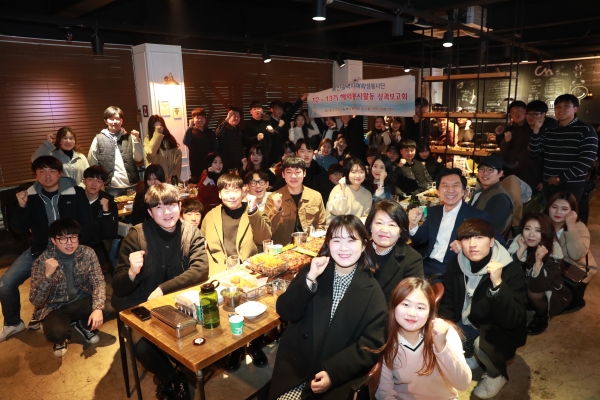 울산시와 울산시자원봉사센터는 12일 남구의 한 식당에서 김기현 시장과 대학봉사단 등이 참석한 가운데 울산시대학봉사단 12기·13기 해외봉사활동 성과보고회를 개최했다.