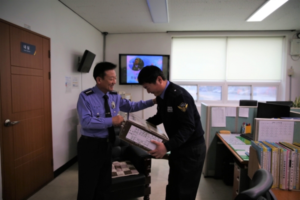 배진환 울산해양경찰서장은 지난 15일 관내 연안 안전관리 실태를 돌아보며 명절 연휴에도 근무하는 직원들을 찾아 격려했다.