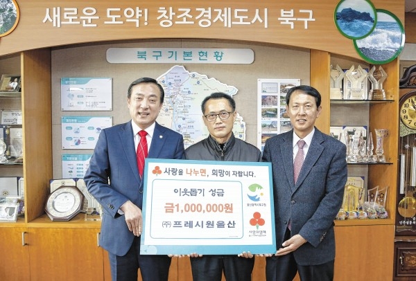 지난 14일 시청 집무실에서 김기현 시장이 금융협력관 복귀신고를 가진 뒤 강왕락(오른쪽) 협력관, 최영훈 협력관과 기념촬영을 하고 있다.