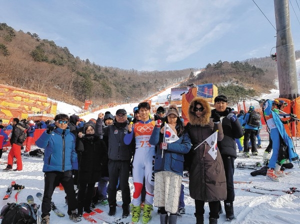 울산광역시체육회 관계자들이 18일 2018 평창동계올림픽 알파인 스키 남자 대회전에 출전한 김동우 선수를 응원한 뒤 기념촬영을 하고 있다.