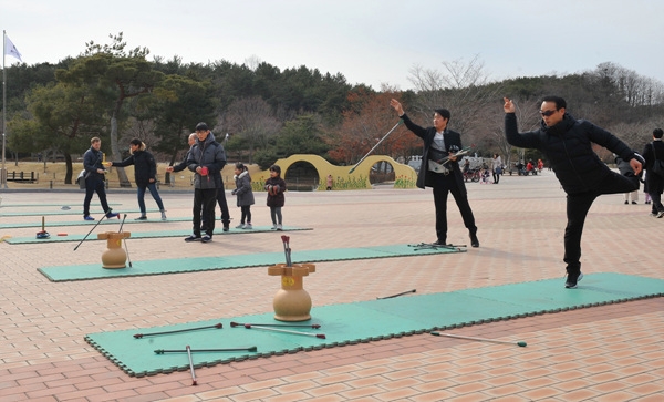 설 명절 연휴 마지막날인 18일 울산대공원 정문 광장에서 나들이객들이 울산시설공단이 마련한 전통놀이체험 가운데 투호놀이를 즐기고 있다.