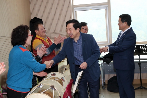 19일 김기현 시장은 서동욱 남구청장과 함께 남구 선암호수노인복지관을 방문해 어르신들과 인사를 나누고 시설 라운딩 및 프로그램에 참여했다.