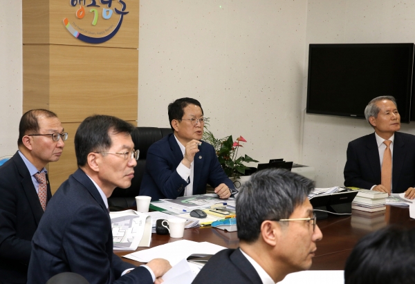 서동욱 남구청장이 19일 구청장실에서 열린 도산노인복지관 증축 착수보고회에 참석해 회의를 주재하고 있다.