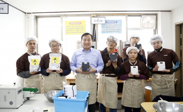 박천동 북구청장이 20일 지역 장애인직업재활시설을 찾아 종사자들을 격려하고 작업에 동참했다.
