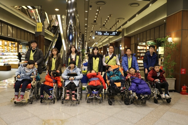 한국수력원자력(주) 새울원자력본부는 20일 올해 졸업한 수연재활원 학생 7명을 대상으로 사랑의 졸업 여행 행사를 개최했다.