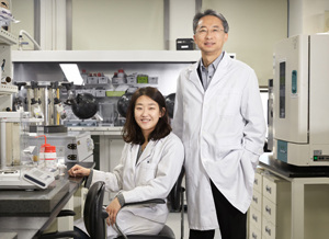 플렉시블 전고체 리튬이온전지를 개발한 UNIST 이상영(오른쪽) 교수와 김세희 연구원.