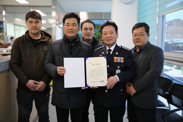 울산해양경찰서(서장 배진환)가 22일 기울자망협회(회장 김영곤)에 해양경찰 업무에 도움을 주고 있는 것에 대한 감사장을 전달했다.