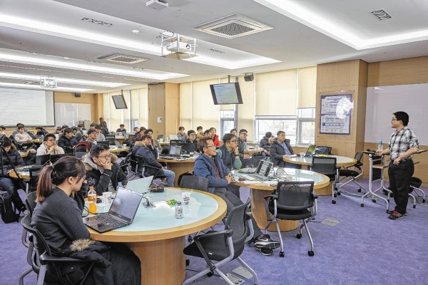 UNIST 인공지능연구센터는 21일부터 '산업인공지능 적용을 위한 파이선 기반 딥러닝 강좌'를 개최했다. 23일까지 이어지며 파이선(Python)과 딥러닝 기술 교육, 실습 등으로 구성됐다.