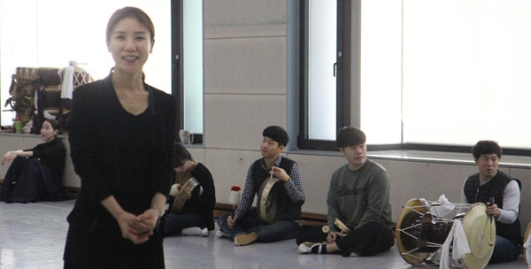 지난달 1일 울산시립무용단의 예술 감독으로 부임한 홍은주 안무가가 공연을 앞두고 연습을 이어가고 있다.