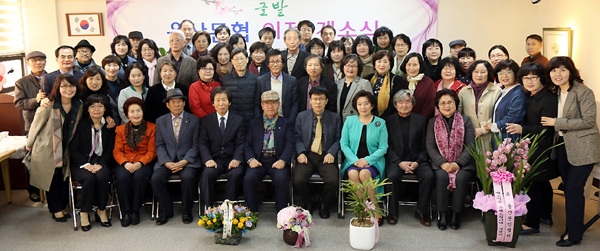 지난 17일 울산문협지회 사무실 개소식에 참석한 문협회원들이 기념촬영을 하고 있다.