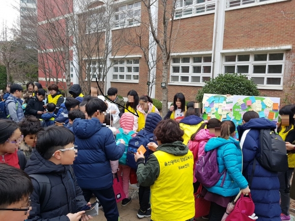 울산 강남교육지원청은 20일 울주군 무거초등학교 학생들을 대상으로 찾아가는 학교폭력 예방 캠페인을 진행했다.