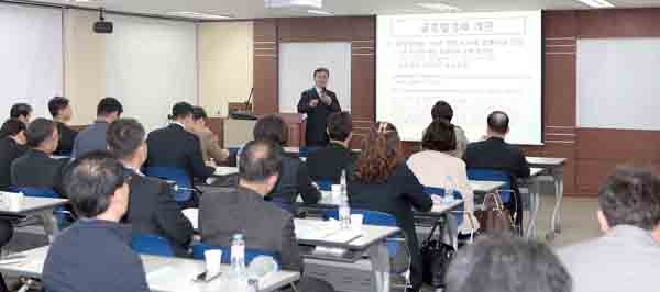 울산상공회의소가 21일 개최한 '제18기 울산최고경영자아카데미(UCA) 3강'에서 온기운 숭실대 교수가 강의를 하고 있다.