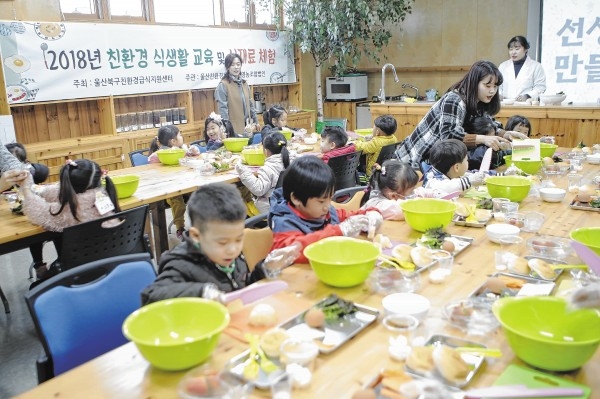 북구는 지난 12일부터 친환경급식지원센터에서 유치원생을 대상으로 친환경 식생활 교육을 실시하고 있다. 아동들이 친환경 식재료를 이용해 샌드위치를 만들고 있다.