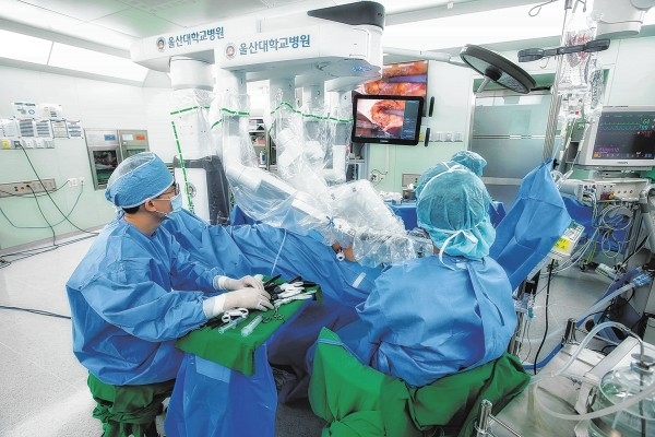 울산대병원은 로봇수술기 '다빈치 Xi'를 이용한 수술 500회를 달성했다.
