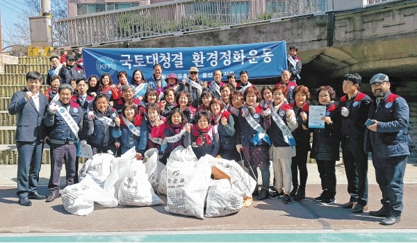 한국자유총연맹 울산남구지회는 22일 세계물의 날을 맞아 자유총연맹 회원 30여명이 참석해 여천천변에서 환경정화활동을 실시했다.