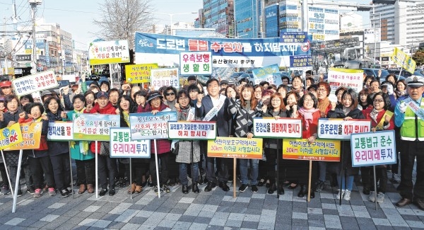 중구청은 22일 병영오거리에서 박성민 중구청장과 교통단체봉사단, 주민, 공무원 등 130여명이 참여한 가운데 '교통문화선진화' 캠페인을 실시했다.