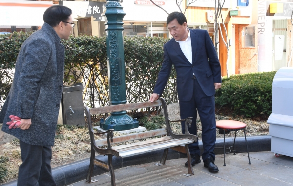 박성민 중구청장은 22일 중구 문화의거리를 찾아 벤치 등 시설물에 대한 현장점검을 벌였다.