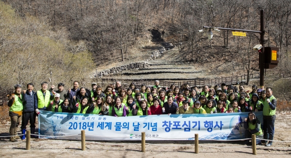 북구는 22일 송정 박상진호수공원에서 세계 물의 날을 기념해 창포심기 행사를 진행했다.