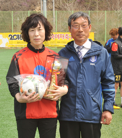 대회 최우수 선수상을 수상한 울산 중구 여성축구단 박기련 선수.