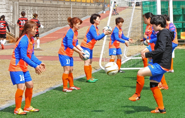 울산 중구여성축구단이 경기 전 몸을 풀고 있다.
