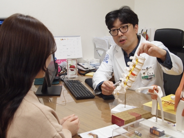 울산자생한방병원 김두희 원장이 척추관절 통증과 관련해 환자와 상담을 하고 있다.
