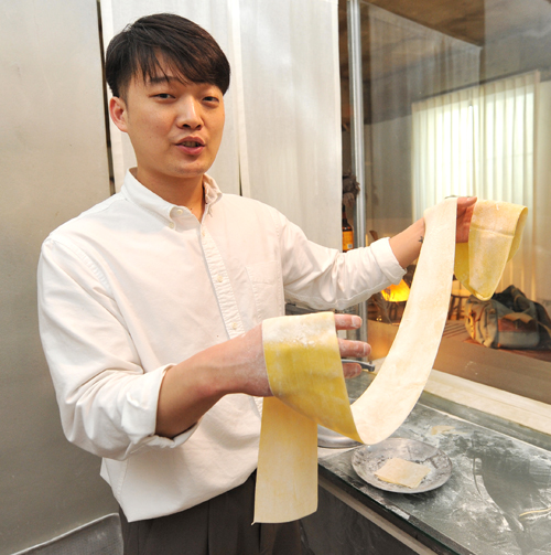 김동준 대표가 제면실에서 직접 만든 라자녜 생면을 들어보이고 있다.
