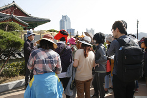 대곡박물관의 답사 프로그램에 참여중인 시민들.