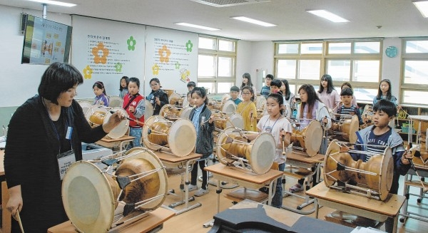 울산 중구 내황초등학교는 21일 지역 공동체가 함께 하는 '다사랑 띠앗 주말학교'를 열었다.
