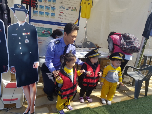울산해양경찰서는 '제 22회 기장멸치축제'에 참여한 시민들 대상으로 '찾아가는 해양안전 체험교실'을 운영했다.