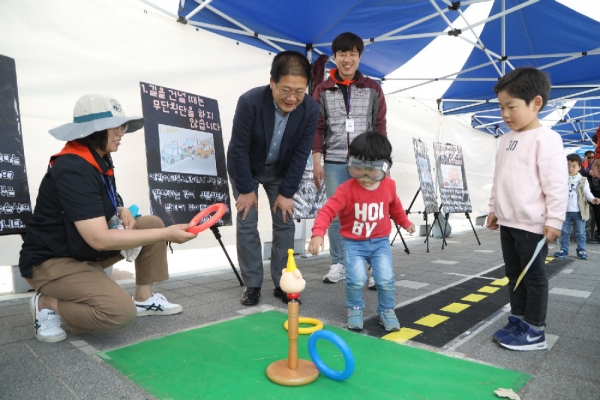 권명호 동구청장이 지난 21일  장애인식개선 걷기대회에서 장애인체험에 참여하고 있다.
