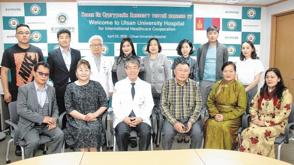 몽골 사립병원 협회가 우수 의료시설 및 수준을 배우기 위해 23일 울산대학교병원을 찾았다.