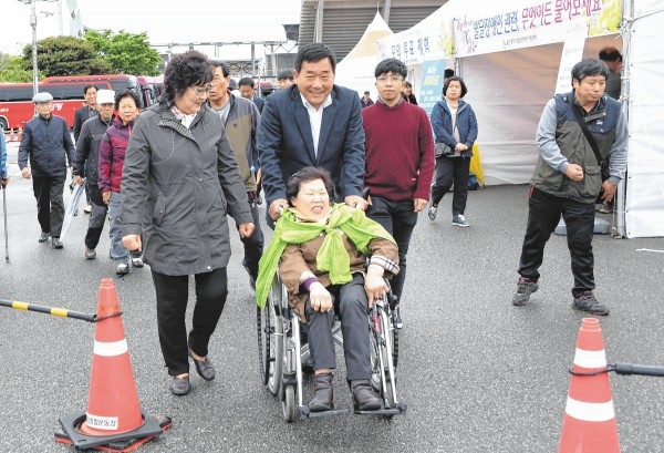 24일 박성민 중구청장은 동천체육관에서 열린 장애인의 날 기념행사에 참석해 휠체어를 밀어주며 장애인들과 대화를 나누는 시간을 가졌다.