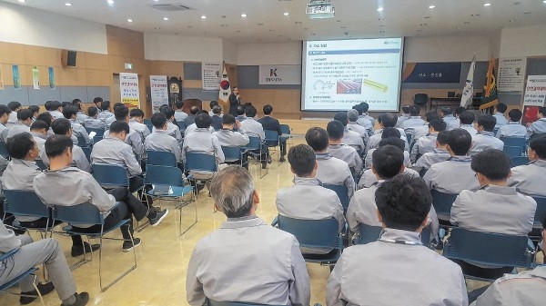 경동도시가스가 24일 주최한 '2018 안전결의대회'에서 한국가스안전공사 권기준 검사지원처장이 경동도시가스 임직원을 대상으로 "도시가스 안전관리"라는 주제로 특강을 하고 있다.