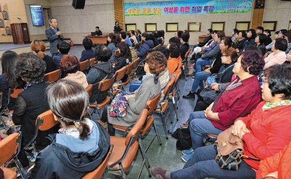 양산시는  지난 24일 양산시청 본관에서 경력단절 여성 취업특강을 실시했다.