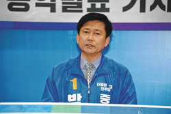 더불어민주당 박태완 중구청장 예비후보는 26일 울산시의회 프레스센터에서 기자회견을 열고 정책 공약 발표를 했다.