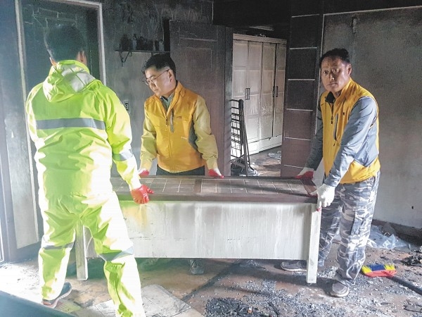 이달 초 주택 화재로 거처를 잃은 이 모 씨가 울산 북구 효문동행정복지센터와 지역사회보장협의체 등의 도움으로 새 보금자리를 얻게 됐다.