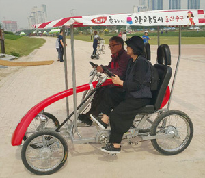 4월부터 태화강대공원 자전거대여소에서 운용되는 2인 이색자전거.