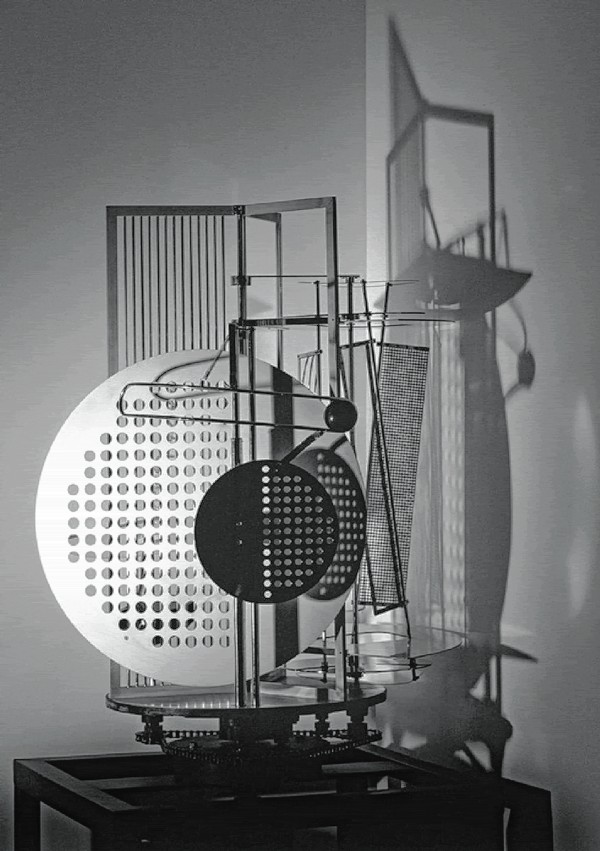 라슬로 모호이너지, 라이트 스페이스 모듈레이터, 혼합재료와 모터, 1930, 하버드 미  술관의 부시-라이징어 미술관소장